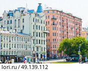 Улица Остоженка, дом 3/14 и дом 5. Летний день. Москва. Редакционное фото, фотограф E. O. / Фотобанк Лори