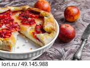 Orange cake with mint. Cut into a delicious pie stuffed with oranges and grapefruits. Стоковое фото, агентство Ingram Publishing / Фотобанк Лори