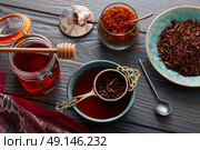 kukicha tea served in bowl on wooden table board. Стоковое фото, агентство Ingram Publishing / Фотобанк Лори