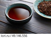 kukicha tea served in bowl on wooden table board. Стоковое фото, агентство Ingram Publishing / Фотобанк Лори