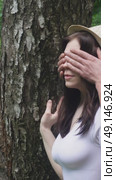 A young girl is waiting for her lover in the forest.. He comes up from behind and they kiss. Стоковое видео, видеограф Ярославский Максим / Фотобанк Лори