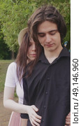 A young happy couple kissing in a summer park. Стоковое видео, видеограф Ярославский Максим / Фотобанк Лори