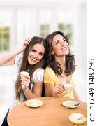 Brunette women on the coffee break. Стоковое фото, агентство Ingram Publishing / Фотобанк Лори