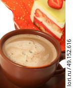 Cup of latte coffee with cake. Стоковое фото, агентство Ingram Publishing / Фотобанк Лори