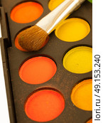 Set of Multicolored orange-yellow Eyeshadows with Brushe, closeup. Стоковое фото, агентство Ingram Publishing / Фотобанк Лори