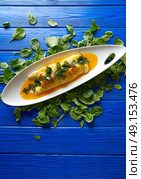 Scrambled eggs with baby langoustines, prawns shrimps and leeks. Стоковое фото, агентство Ingram Publishing / Фотобанк Лори