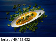 Scrambled eggs with baby langoustines, prawns shrimps and leeks. Стоковое фото, агентство Ingram Publishing / Фотобанк Лори