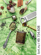 tablespoons with spices. Set of spices of star anise ,cinnamon,cloves,nutmeg for warming teas and mulled wine. Стоковое фото, агентство Ingram Publishing / Фотобанк Лори