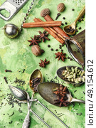 Spices for warming drinks. Set of spices of star anise ,cinnamon,cloves,nutmeg for warming teas and mulled wine. Стоковое фото, агентство Ingram Publishing / Фотобанк Лори