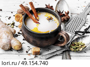Masala tea in clay mug. indian Masala tea in clay cup with spices on light background. Стоковое фото, агентство Ingram Publishing / Фотобанк Лори