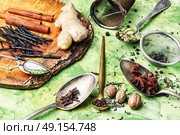 Ingredients for masala tea. ginger,cinnamon and spices for an invigorating for the masala tea. Стоковое фото, агентство Ingram Publishing / Фотобанк Лори