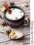 Masala tea in cup. indian Masala tea in clay cup with spices on retro background. Стоковое фото, агентство Ingram Publishing / Фотобанк Лори
