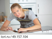 Woman installing hob in kitchen. Стоковое фото, агентство Ingram Publishing / Фотобанк Лори