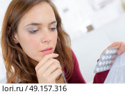 Worried woman holding pimms. Стоковое фото, агентство Ingram Publishing / Фотобанк Лори