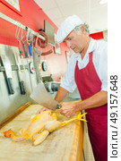 Butcher jointing a chicken. Стоковое фото, агентство Ingram Publishing / Фотобанк Лори