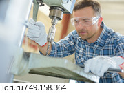man with a steel driller. Стоковое фото, агентство Ingram Publishing / Фотобанк Лори