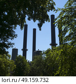 Low angle view of industrial smokestacks, Minneapolis, Hennepin County, Minnesota, USA. Стоковое фото, агентство Ingram Publishing / Фотобанк Лори