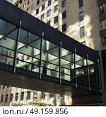 Skywalk by office building in city, Minneapolis, Hennepin County, Minnesota, USA. Стоковое фото, агентство Ingram Publishing / Фотобанк Лори
