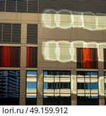 Faade of Modern office building, Minneapolis, Hennepin County, Minnesota, USA. Стоковое фото, агентство Ingram Publishing / Фотобанк Лори