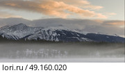 Scenic view of snowcapped mountain range, Pyramid Lake, Highway 16, Jasper, Jasper National Park, Alberta, Canada. Стоковое фото, агентство Ingram Publishing / Фотобанк Лори