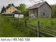 Houses in village, Sherbrooke, Nova Scotia, Canada. Стоковое фото, агентство Ingram Publishing / Фотобанк Лори