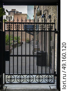 Closed gate amidst houses, Minneapolis, Hennepin County, Minnesota, USA. Стоковое фото, агентство Ingram Publishing / Фотобанк Лори