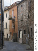 Alley by houses in town, Radda in Chianti, Tuscany, Italy. Стоковое фото, агентство Ingram Publishing / Фотобанк Лори