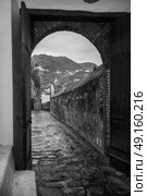 Arch doorway at Aragonese Castle, Ischia Island, Campania, Italy. Стоковое фото, агентство Ingram Publishing / Фотобанк Лори