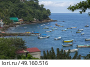 Boats at harbor by coastal town, Yelapa, Jalisco, Mexico. Стоковое фото, агентство Ingram Publishing / Фотобанк Лори