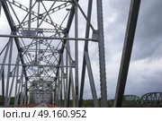 Low angle view of metallic bridge against sky, Derby Junction, New Brunswick, Canada. Стоковое фото, агентство Ingram Publishing / Фотобанк Лори