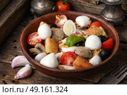 salad Caesar with grilled chicken,croutons, quail eggs,tomatoes and cheese. Fresh salad with chicken and herb. Стоковое фото, агентство Ingram Publishing / Фотобанк Лори
