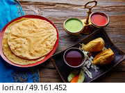 Samosa with Papadam indian recipe red and green sauces samoosa or sambusa. Стоковое фото, агентство Ingram Publishing / Фотобанк Лори
