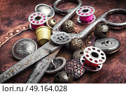 Retro buttons and threads. Collection of colourful sewing retro buttons and threads. Стоковое фото, агентство Ingram Publishing / Фотобанк Лори
