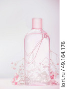 Bottle with lotion, tonic or micellar cleansing water , natural cosmetic product or beauty concept on pastel background, front view. Стоковое фото, агентство Ingram Publishing / Фотобанк Лори