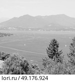 in italy landscape panorama of lake and mountain hill beautiful destination. Стоковое фото, агентство Ingram Publishing / Фотобанк Лори