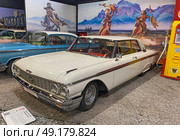 Автомобиль Ford Galaxie 500 ("Форд Гэлэкси 500"), 1962 г. Автомузей "Автомобили мира", Москва (2023 год). Редакционное фото, фотограф Мария Кылосова / Фотобанк Лори
