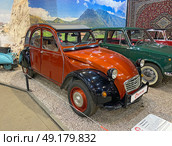 Автомобиль Citroën 2CV ("Ситроен 2CV"), 1975 г. Автомузей "Автомобили мира", Москва (2023 год). Редакционное фото, фотограф Мария Кылосова / Фотобанк Лори