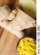 Spices and herbs in ceramic bowls. curcuma and ginger seasoning. Colorful natural additives. Стоковое фото, агентство Ingram Publishing / Фотобанк Лори