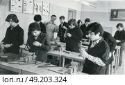 Ученики на уроке труда в школе, 1970-е гг, СССР. Стоковое фото, фотограф Retro / Фотобанк Лори