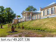 Visitors are in front of Manor houses of Monrepos park, Vyborg (2023 год). Редакционное фото, фотограф EugeneSergeev / Фотобанк Лори