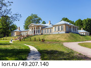 Vyborg, Russia. Tourists are in front of Manor houses of Monrepos park (2023 год). Редакционное фото, фотограф EugeneSergeev / Фотобанк Лори