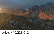 Sunset mountains and dramatic clouds. Стоковое видео, видеограф Михаил Коханчиков / Фотобанк Лори