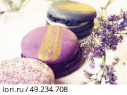 colorful macaroon cakes  against white background. Стоковое фото, агентство Ingram Publishing / Фотобанк Лори