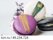 colorful macaroon cakes  against white background. Стоковое фото, агентство Ingram Publishing / Фотобанк Лори