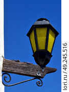 a  street lamp and a white wall  of house in calle de los suspiros in colonia del sacramento  uruguay. Стоковое фото, агентство Ingram Publishing / Фотобанк Лори