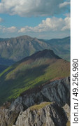Rocky mountains and valley before sunset aerial. Стоковое видео, видеограф Михаил Коханчиков / Фотобанк Лори