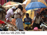 Fort Portal, Uganda. Street market (2010 год). Редакционное фото, фотограф Знаменский Олег / Фотобанк Лори