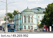 Картинная галерея Ильи Глазунова. Летний день. Улица Волхонка, дом 13. Москва. Редакционное фото, фотограф E. O. / Фотобанк Лори