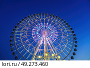High neon ferris wheel at night in an amusement park Navruz or Anhor in Tashkent, Uzbekistan. (2023 год). Стоковое фото, фотограф Емельянов Евгений Викторович / Фотобанк Лори