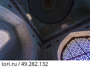 Ornament of the dome and interior of the Bibi Hanum mosque in Samarkand, Uzbekistan. Muslim oriental traditional geometric ornament. (2023 год). Стоковое фото, фотограф Емельянов Евгений Викторович / Фотобанк Лори